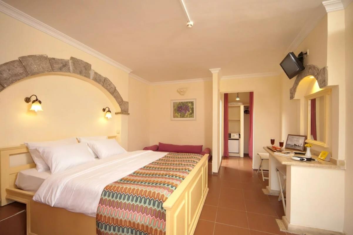 En fazla 2 yetişkin + 1 çocuk + 1 bebek (0-2 yaş) veya 1 yetişkin + 1 çocuk + 1 bebek (0-2 yaş).