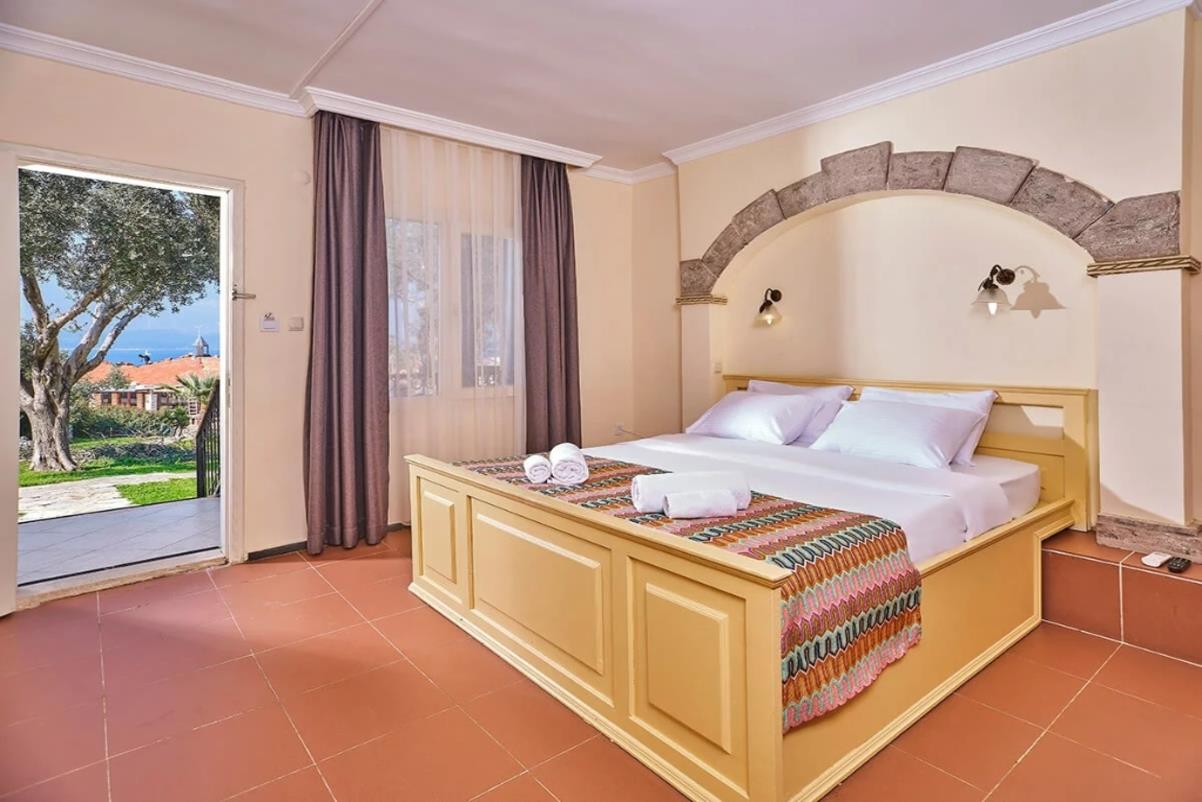 En fazla 2 yetişkin + 1 çocuk + 1 bebek (0-2 yaş) veya 1 yetişkin + 1 çocuk + 1 bebek (0-2 yaş).