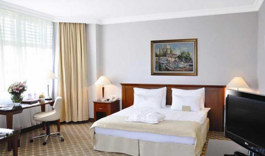 En fazla 2 yetişkin veya 1 yetişkin + 1 çocuk.