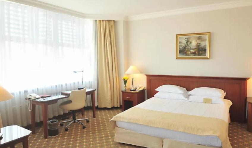 En fazla 2 yetişkin veya 1 yetişkin + 1 çocuk.