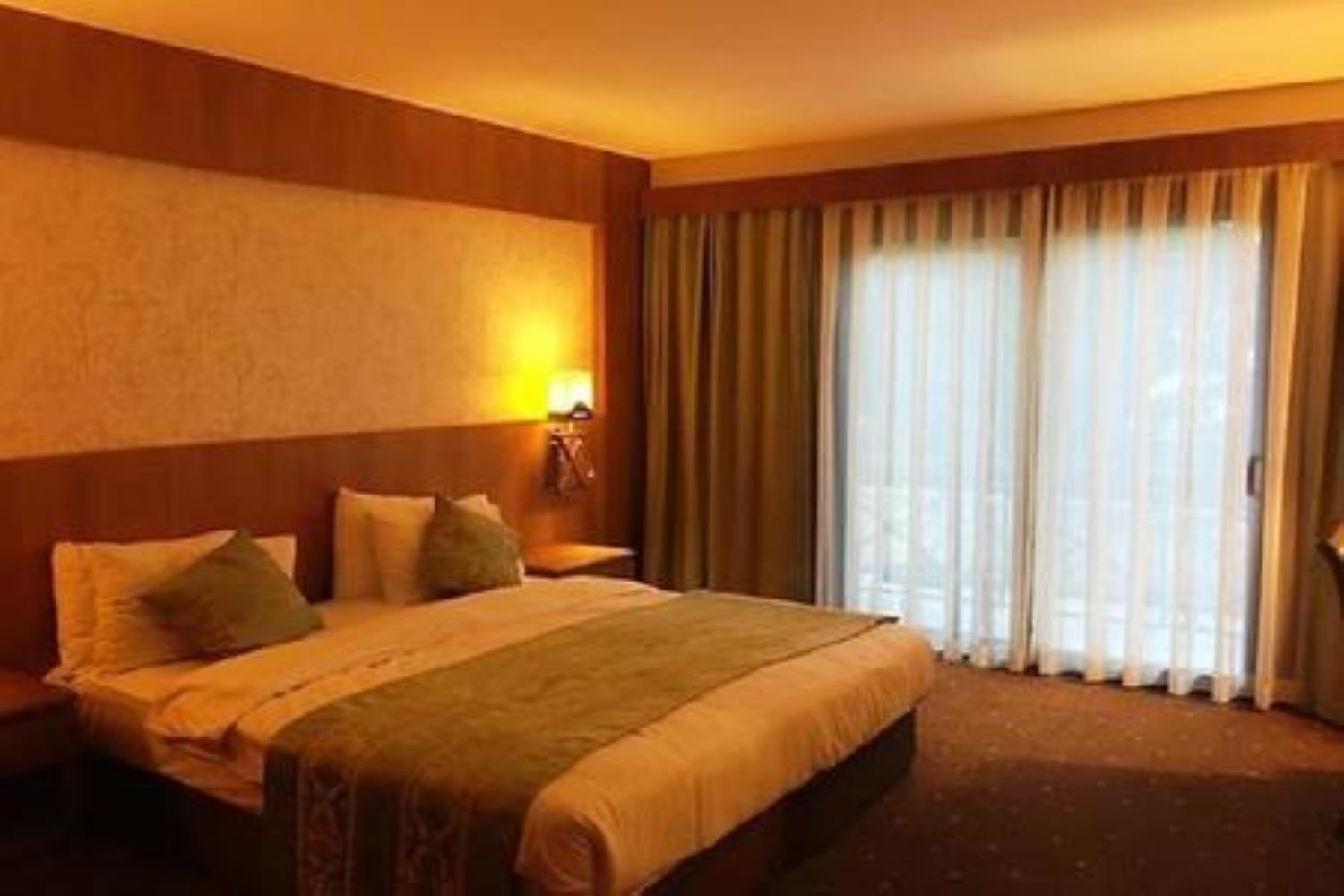 En fazla 3 yetişkin veya 2 yetişkin + 1 çocuk.