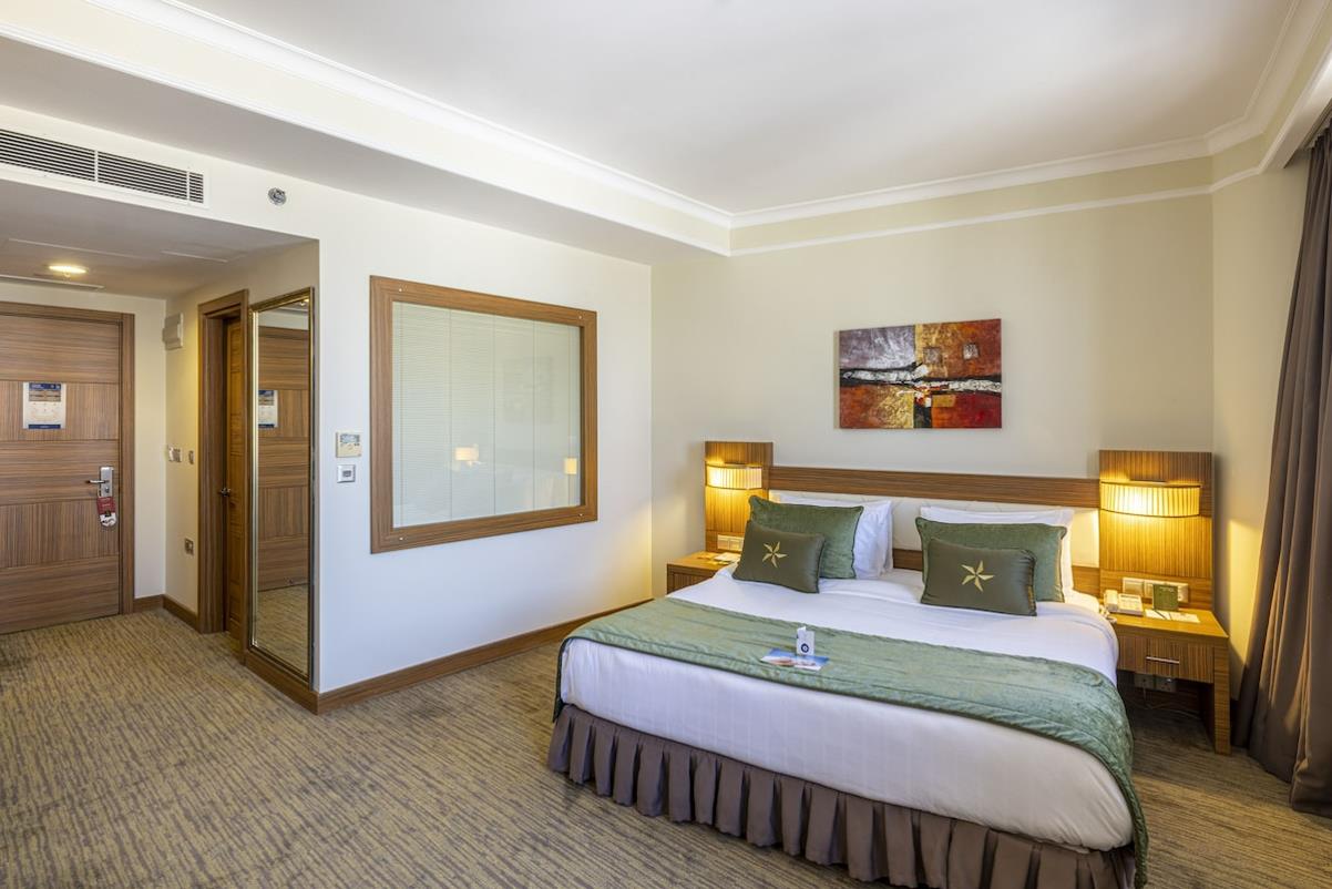 En fazla 3 yetişkin veya 2 yetişkin + 1 çocuk.