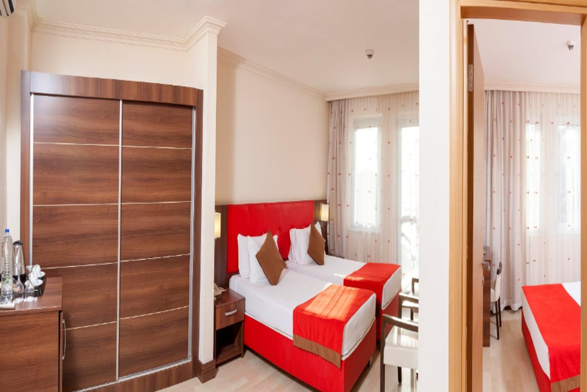 En az 2 yetişkin, En fazla 4 yetişkin veya 3 yetişkin + 1 çocuk.