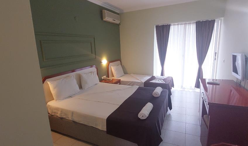 En fazla 3 yetişkin + 1 bebek (0-2 yaş).