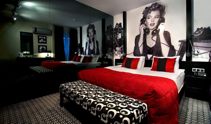 En fazla 2 yetişkin veya 1 yetişkin + 1 çocuk.