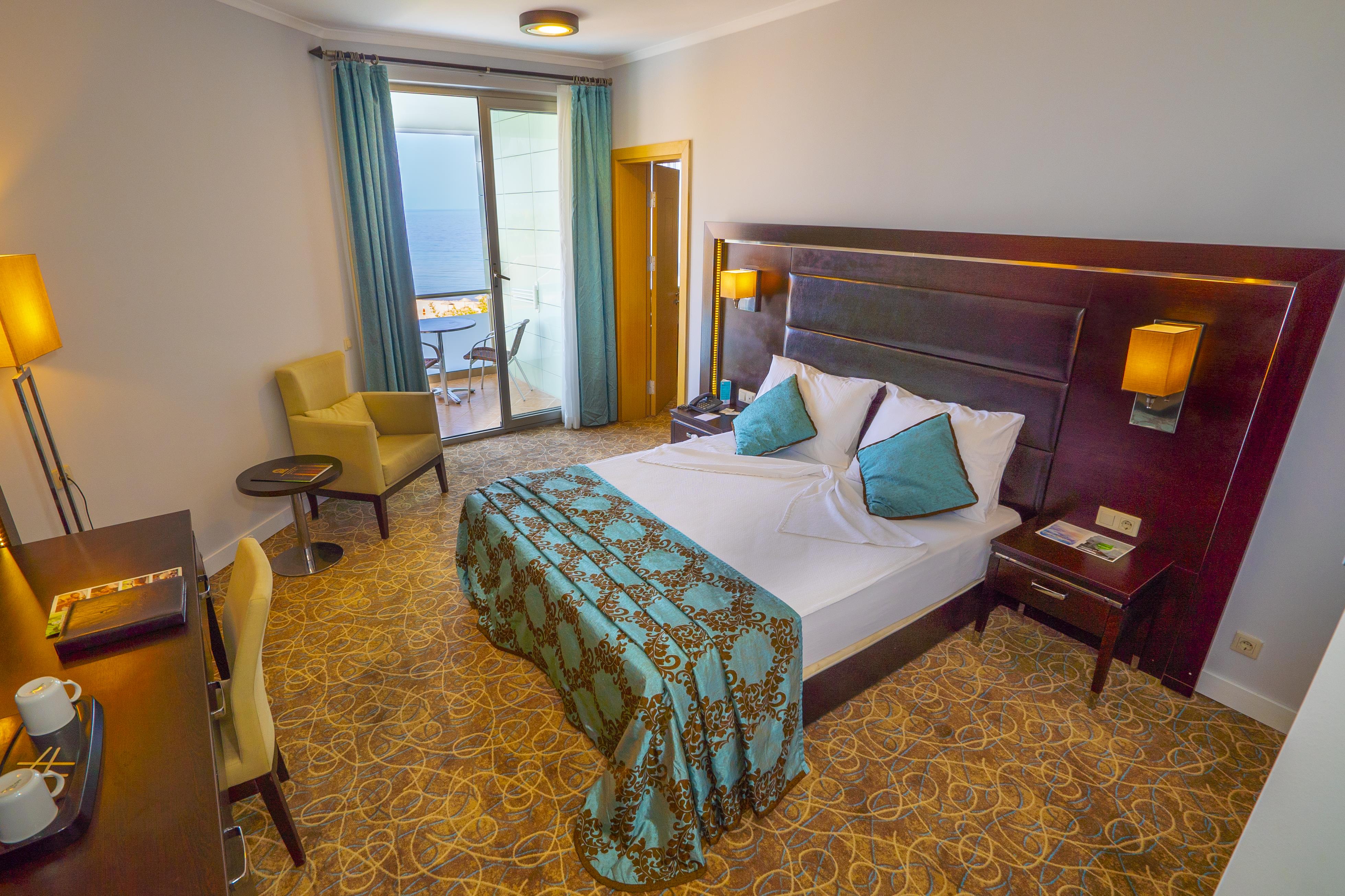 En az 3 yetişkin, En fazla 4 yetişkin + 1 çocuk veya 3 yetişkin + 2 çocuk.