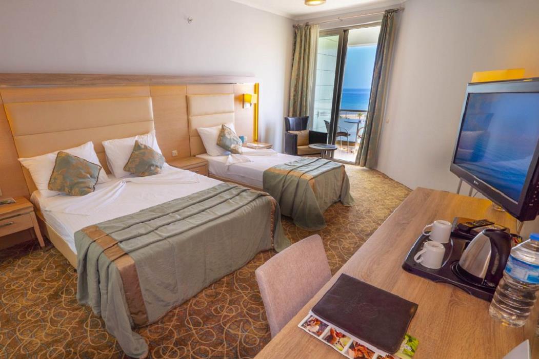 En az 2 yetişkin, En fazla 3 yetişkin + 1 çocuk veya 2 yetişkin + 2 çocuk.