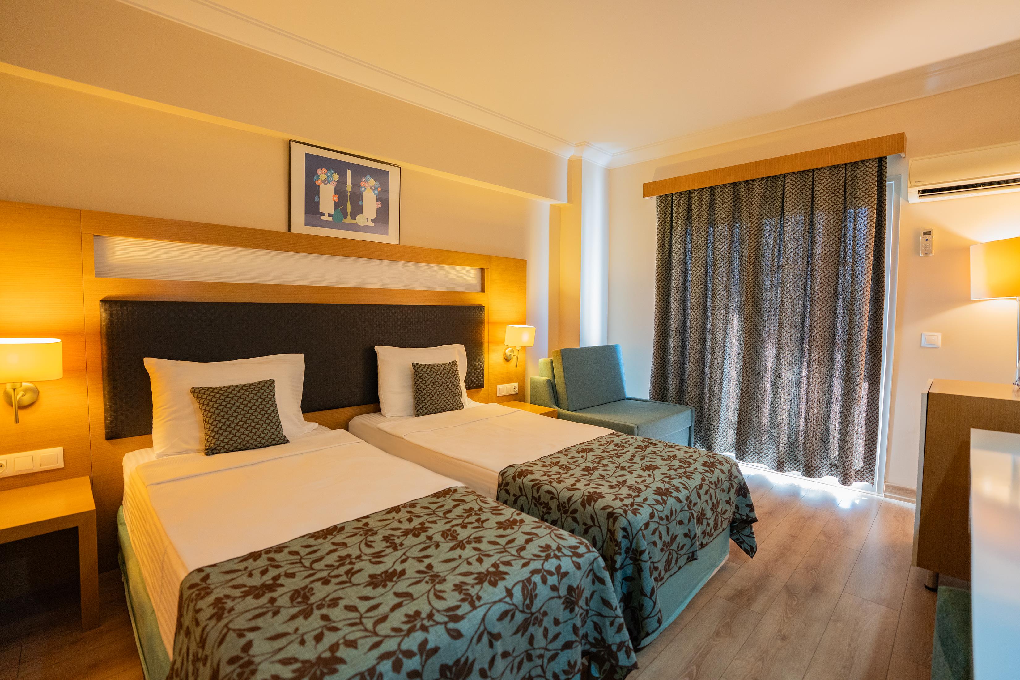 En fazla 3 yetişkin veya 2 yetişkin + 1 çocuk.