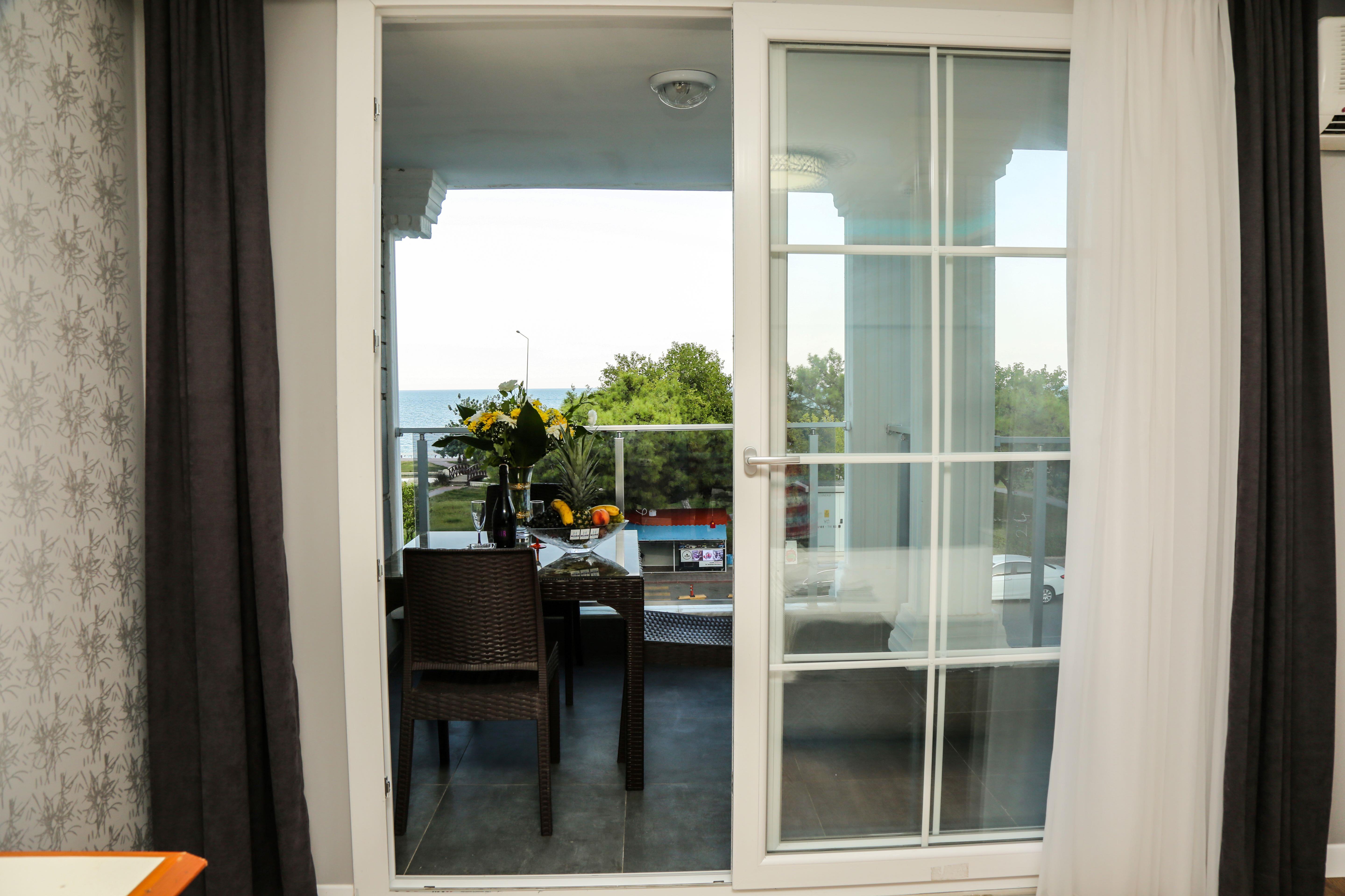 En fazla 4 yetişkin + 1 çocuk + 1 bebek (0-2 yaş) veya 3 yetişkin + 1 çocuk + 1 bebek (0-2 yaş).