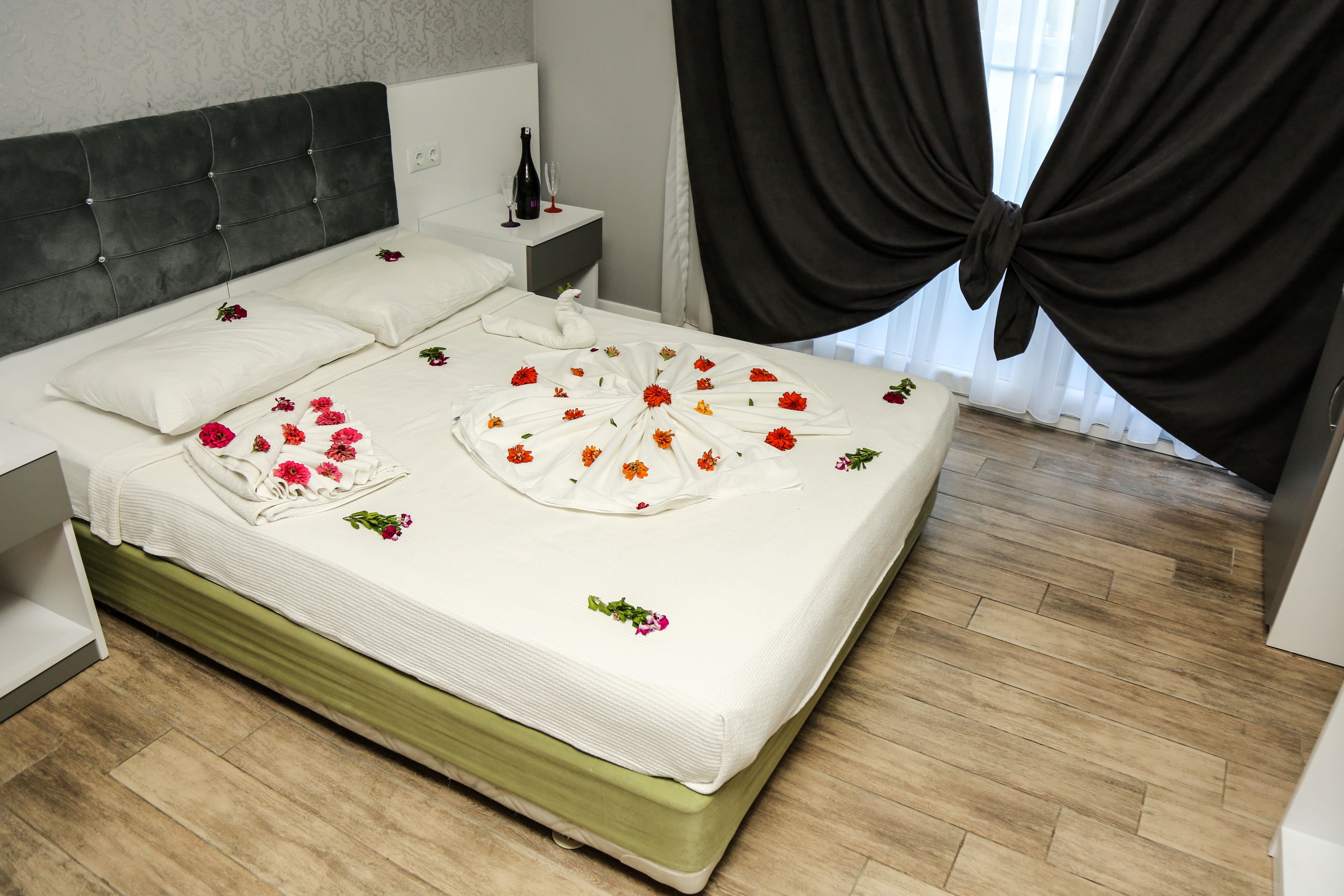 En fazla 2 yetişkin + 1 çocuk + 1 bebek (0-2 yaş) veya 1 yetişkin + 1 çocuk + 1 bebek (0-2 yaş).