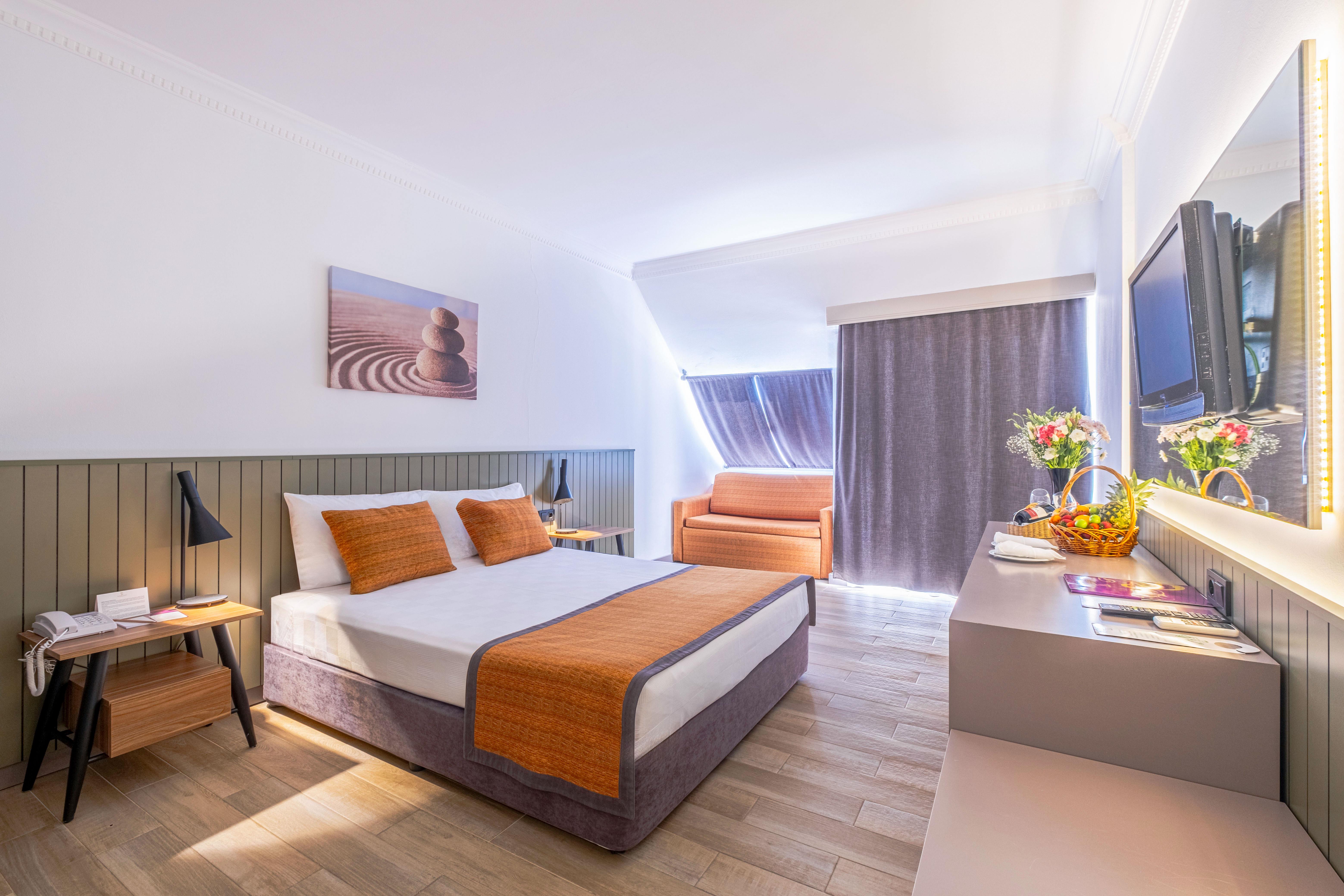 En az 3 yetişkin, En fazla 4 yetişkin veya 3 yetişkin + 1 çocuk.