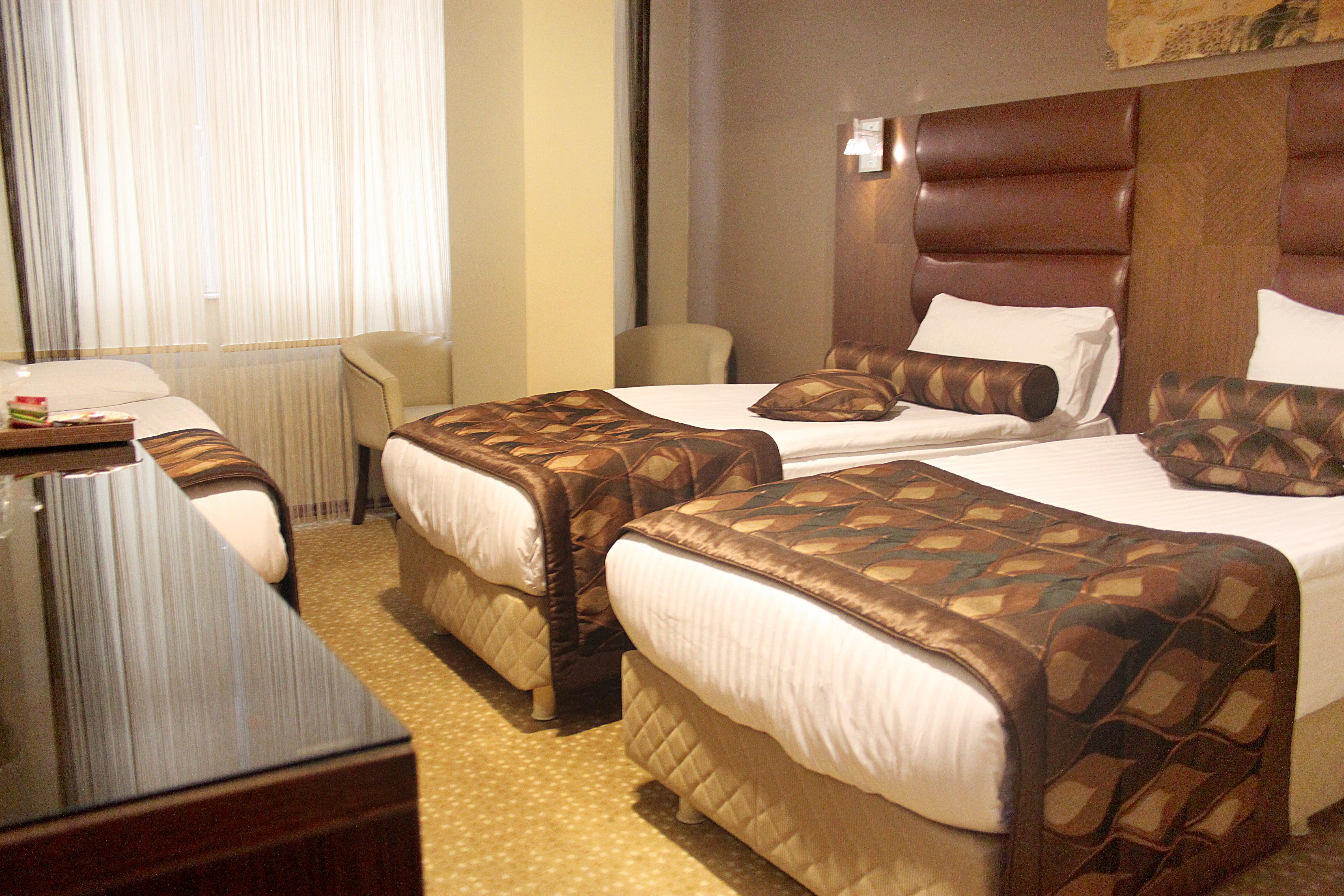 En fazla 3 yetişkin veya 2 yetişkin + 1 çocuk.