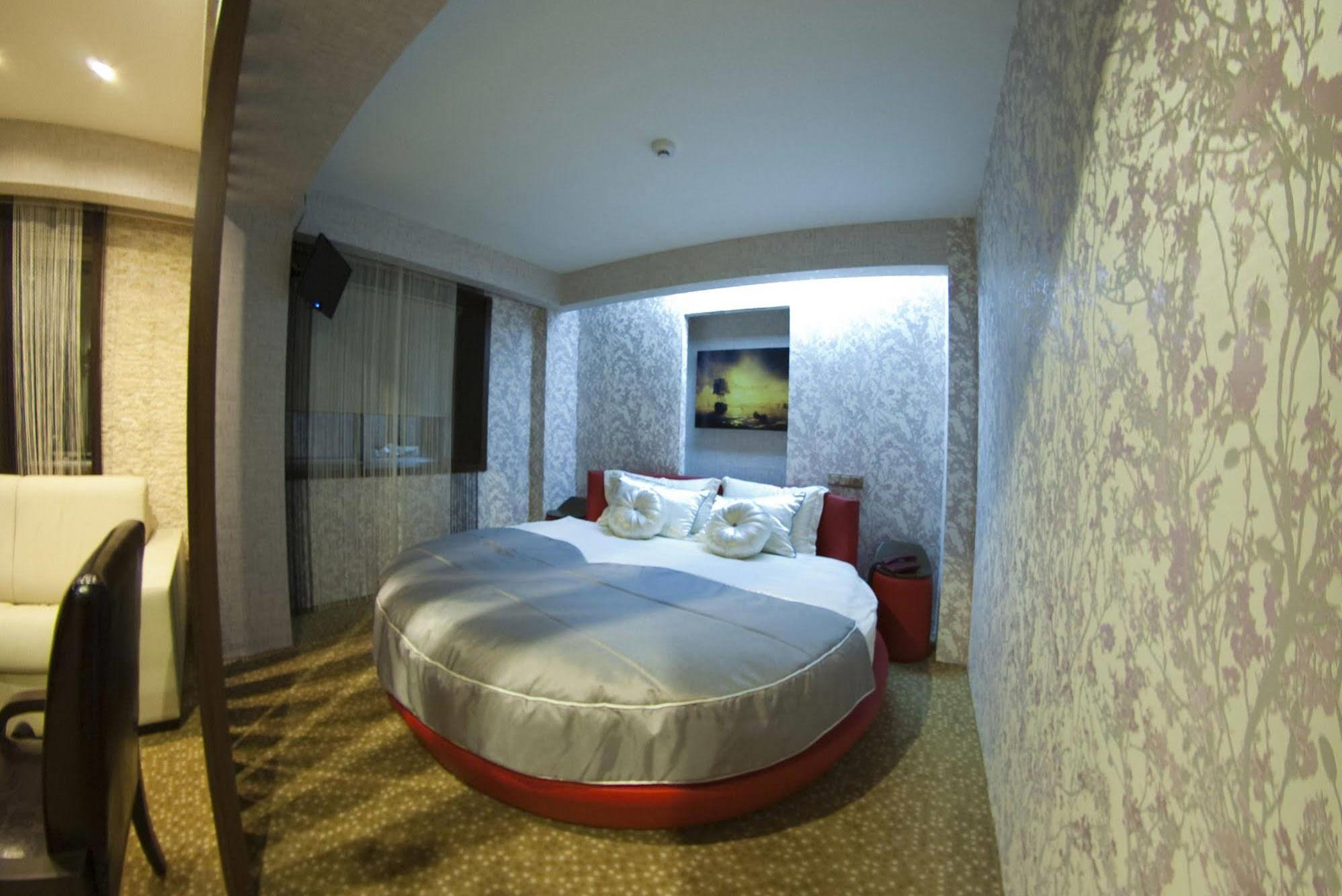 En fazla 2 yetişkin.