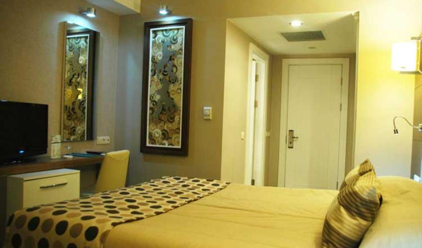 En fazla 3 yetişkin.