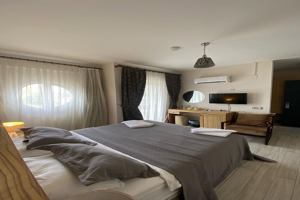 En fazla 3 yetişkin veya 2 yetişkin + 1 çocuk.