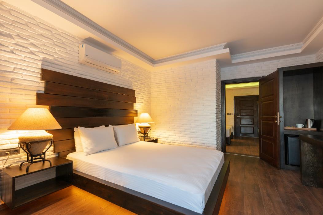 En az 3 yetişkin, En fazla 4 yetişkin veya 3 yetişkin + 1 çocuk.