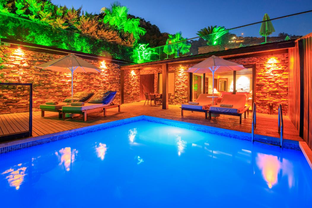 En az 2 yetişkin, En fazla 2 yetişkin.