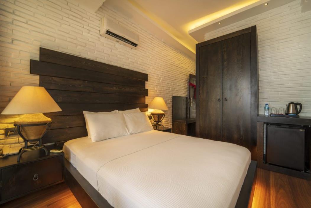 En fazla 3 yetişkin veya 2 yetişkin + 1 çocuk.