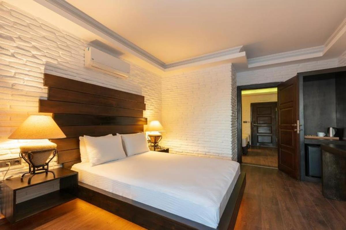 En az 3 yetişkin, En fazla 4 yetişkin veya 3 yetişkin + 1 çocuk.