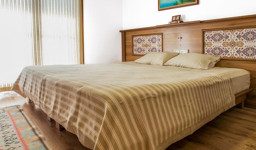 En fazla 3 yetişkin veya 2 yetişkin + 1 çocuk.