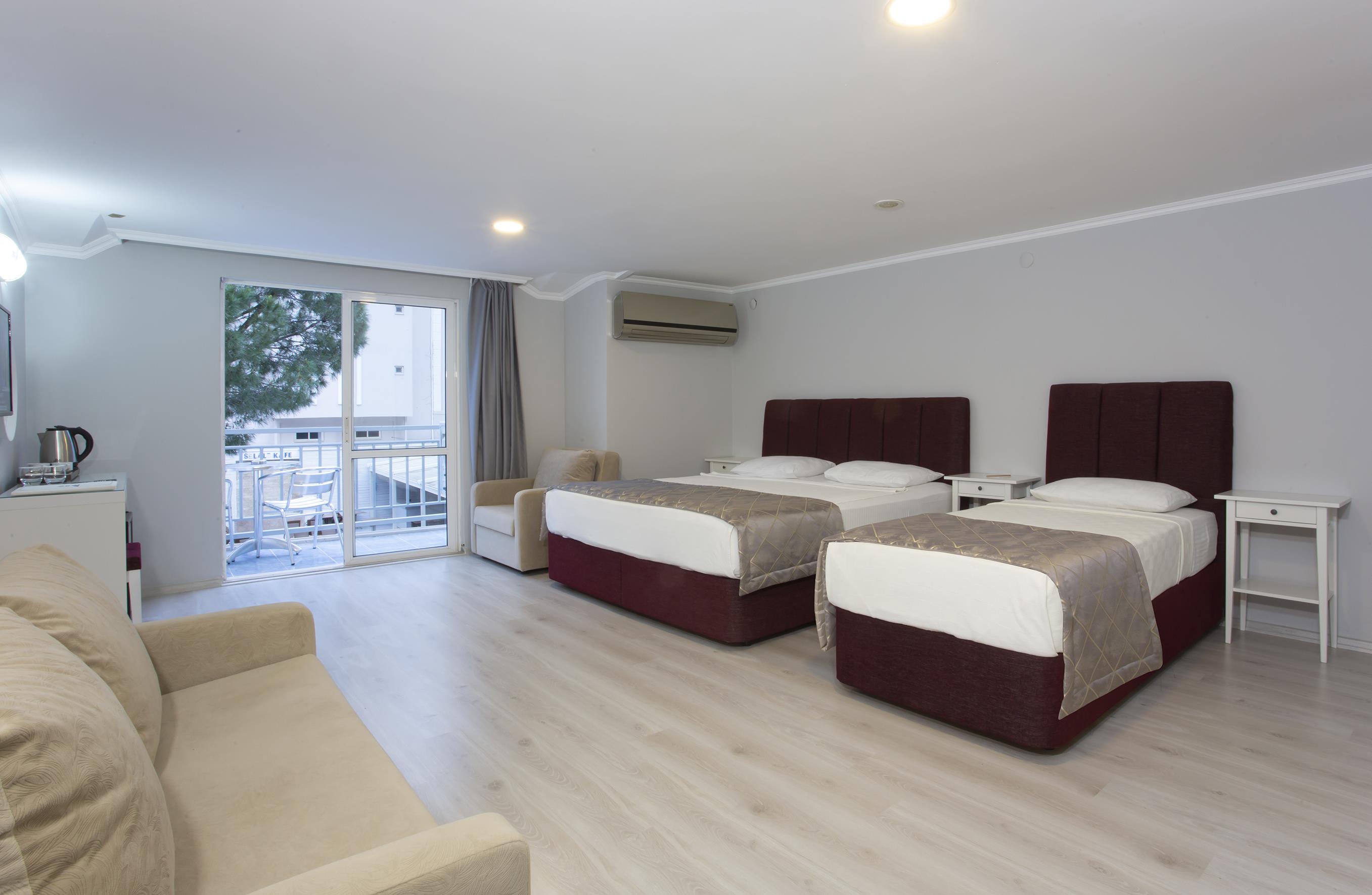 En fazla 3 yetişkin + 1 bebek (0-2 yaş).