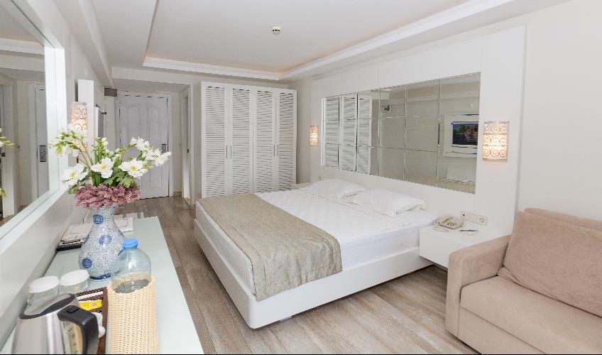 En fazla 3 yetişkin + 1 bebek (0-2 yaş).