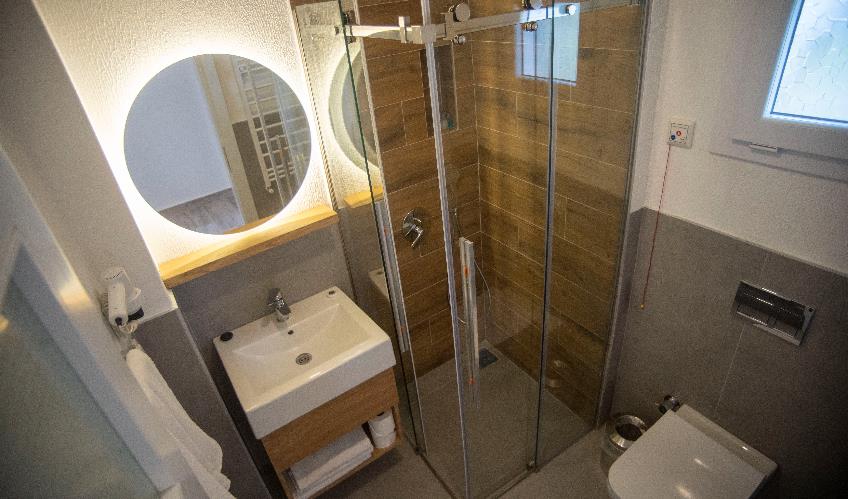 En fazla 3 yetişkin + 1 bebek (0-2 yaş) veya 2 yetişkin + 1 çocuk + 1 bebek (0-2 yaş).