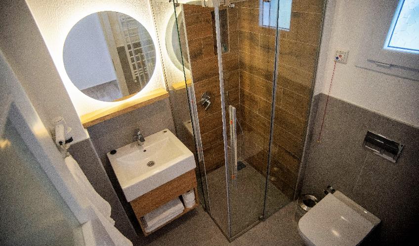 En fazla 1 yetişkin.