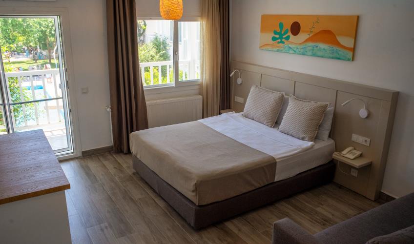 En fazla 2 yetişkin + 1 çocuk + 1 bebek (0-2 yaş) veya 1 yetişkin + 1 çocuk + 1 bebek (0-2 yaş).