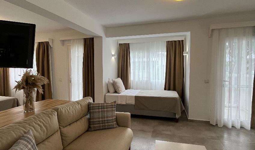 En fazla 2 yetişkin + 1 çocuk + 1 bebek (0-2 yaş) veya 1 yetişkin + 2 çocuk + 1 bebek (0-2 yaş).