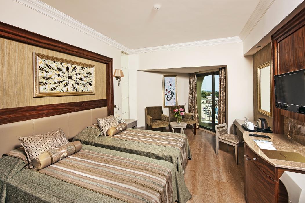 En fazla 3 yetişkin veya 2 yetişkin + 1 çocuk.