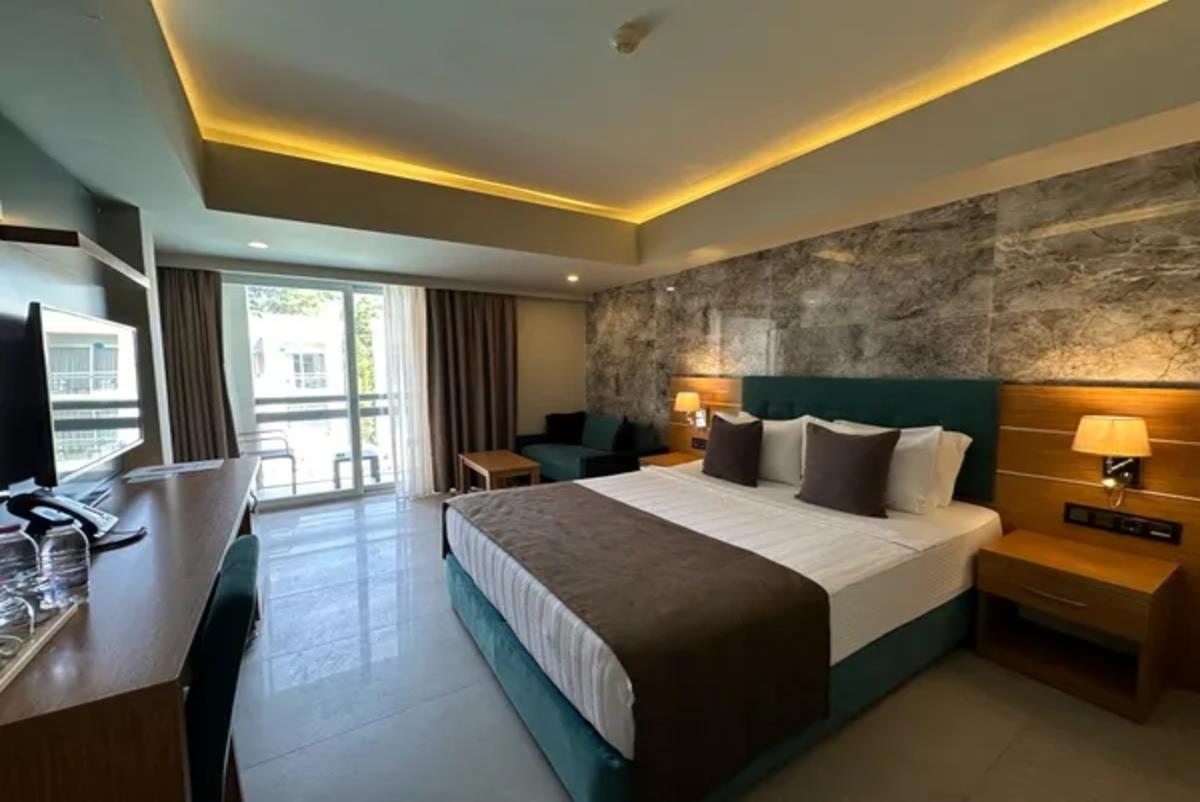 En fazla 3 yetişkin veya 2 yetişkin + 1 çocuk.