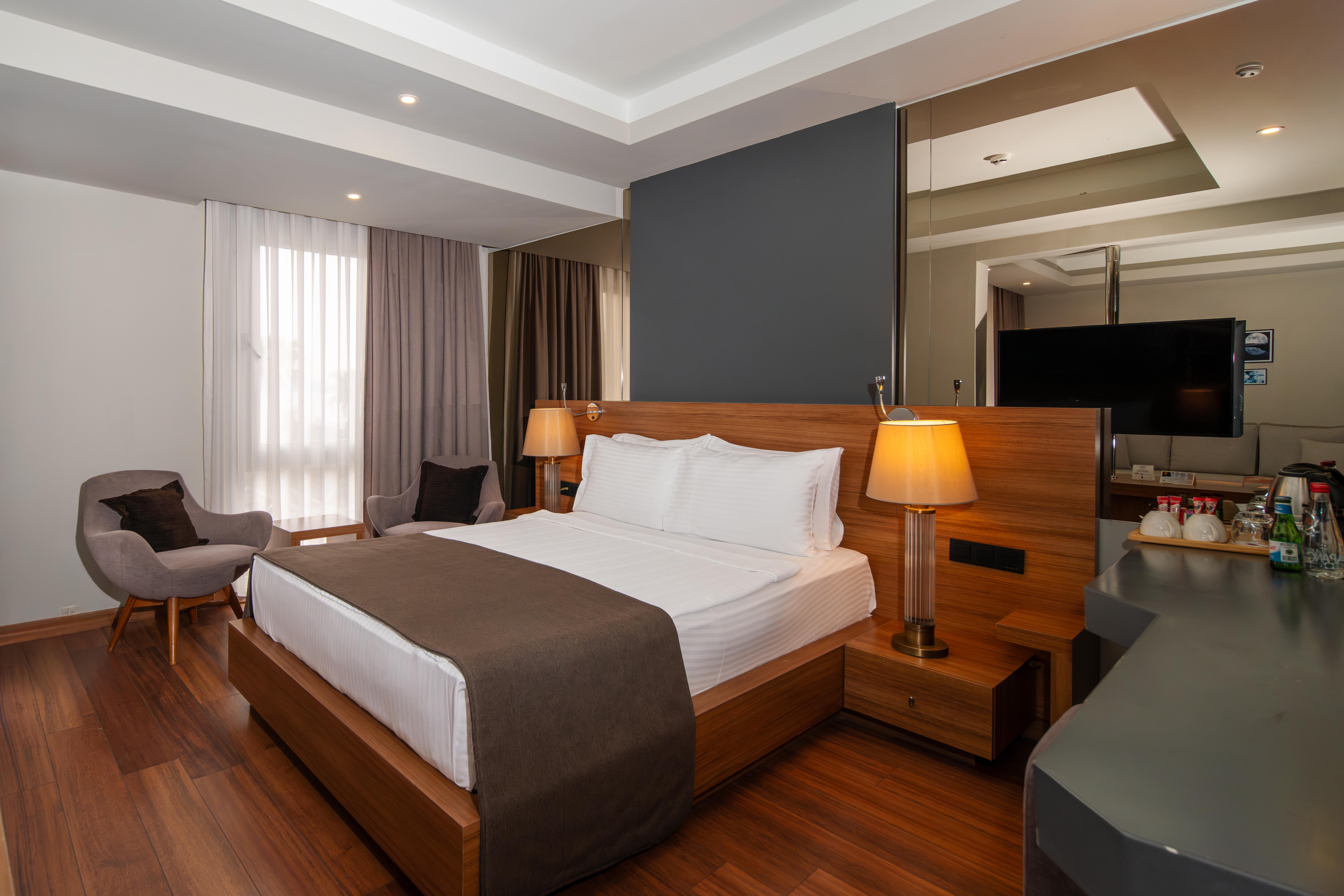 En az 2 yetişkin, En fazla 4 yetişkin veya 3 yetişkin + 1 çocuk.