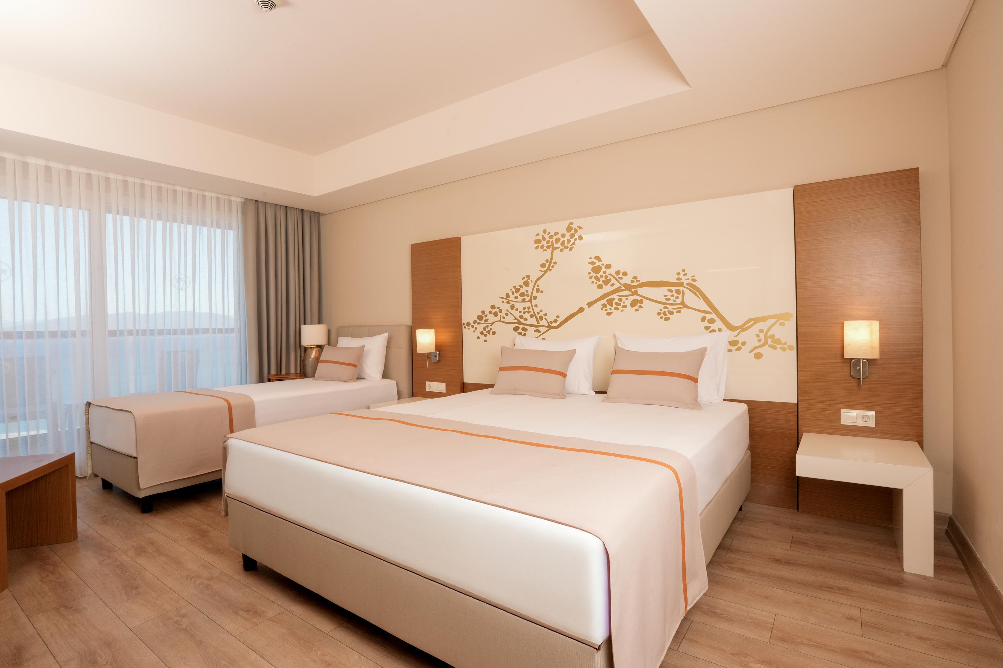 En fazla 3 yetişkin veya 2 yetişkin + 1 çocuk.