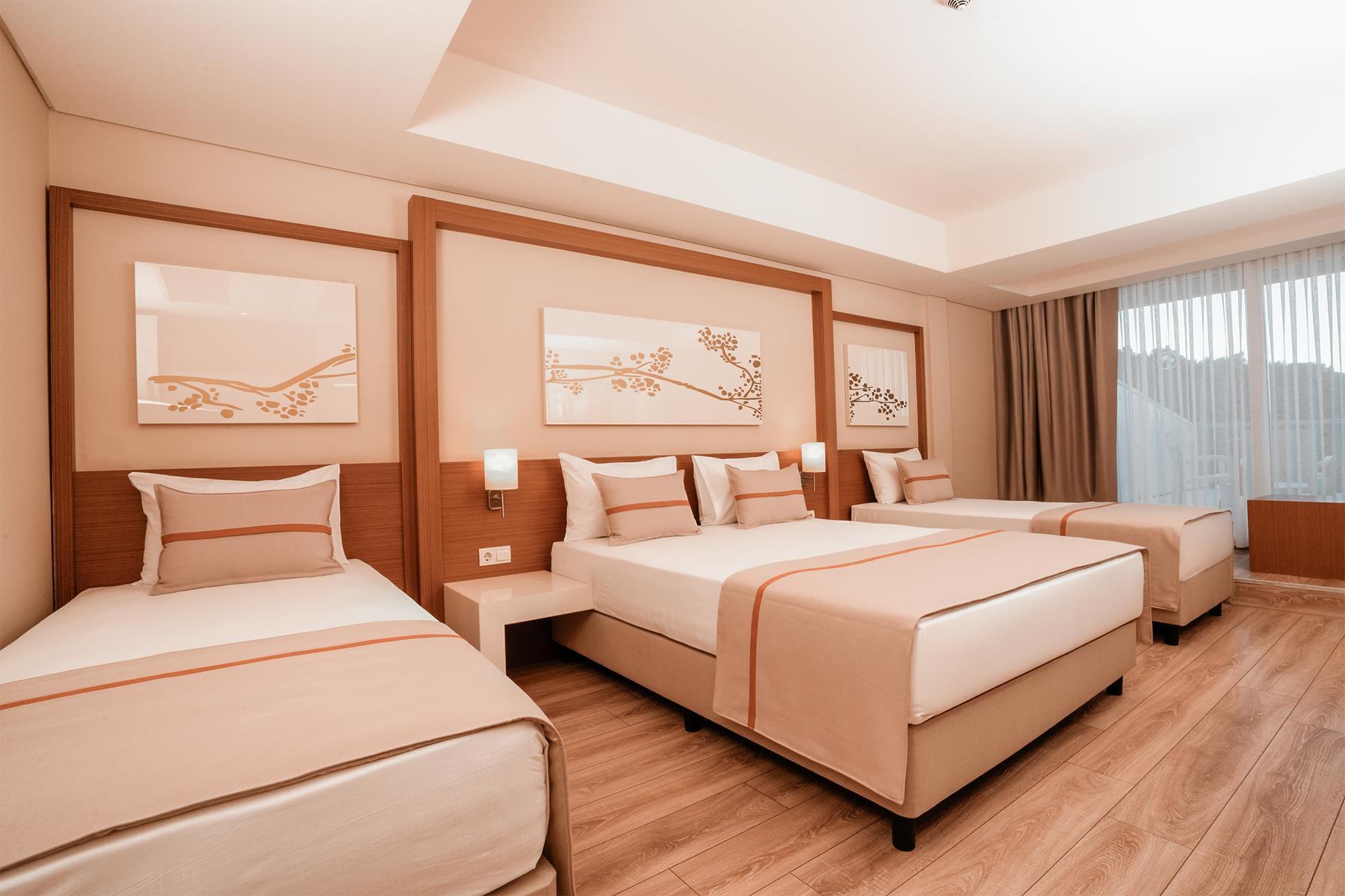 En fazla 3 yetişkin + 1 çocuk veya 2 yetişkin + 2 çocuk.