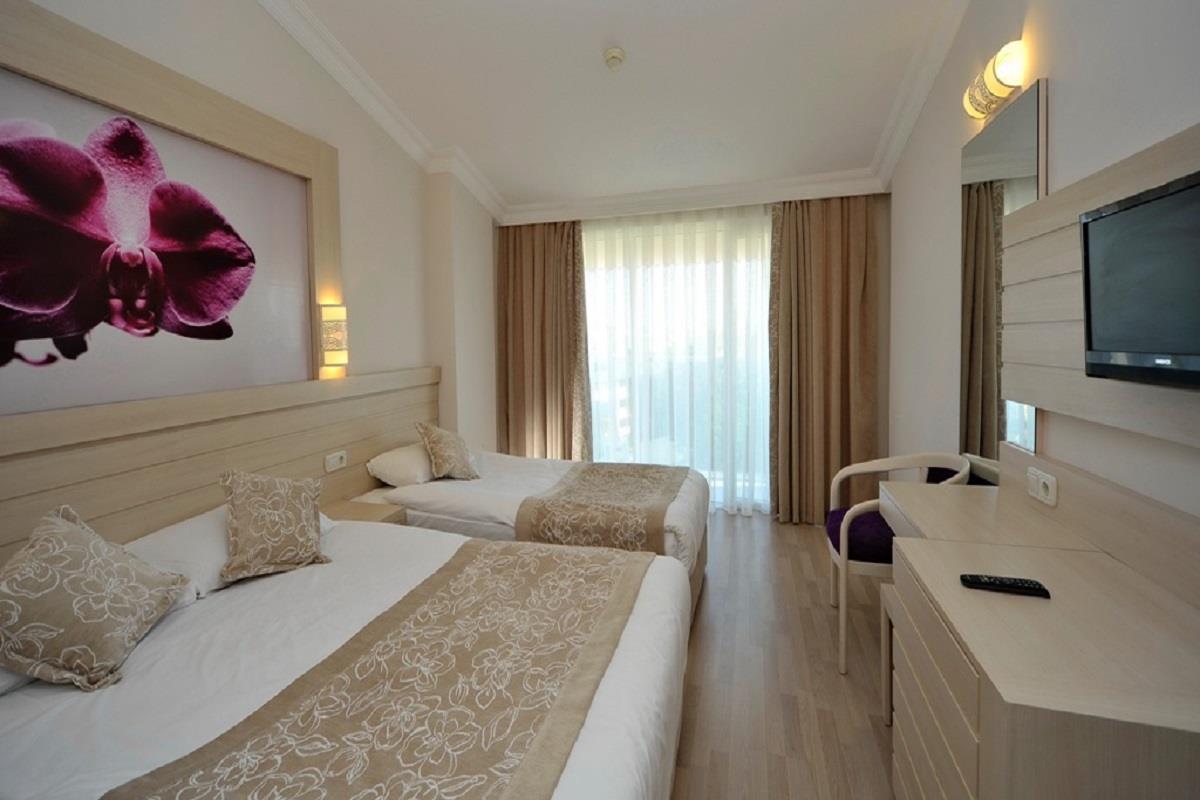 En fazla 3 yetişkin + 1 bebek (0-2 yaş) veya 2 yetişkin + 1 çocuk + 1 bebek (0-2 yaş).