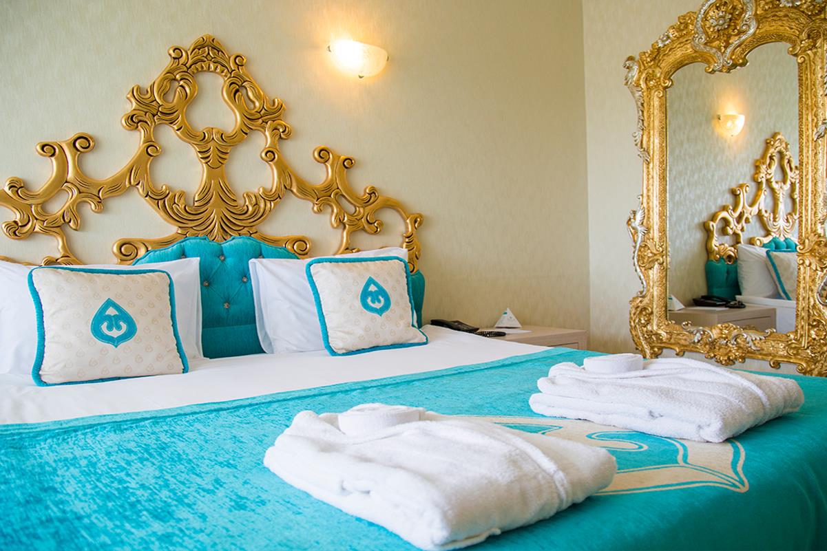 En az 2 yetişkin, En fazla 4 yetişkin + 1 çocuk veya 3 yetişkin + 2 çocuk.