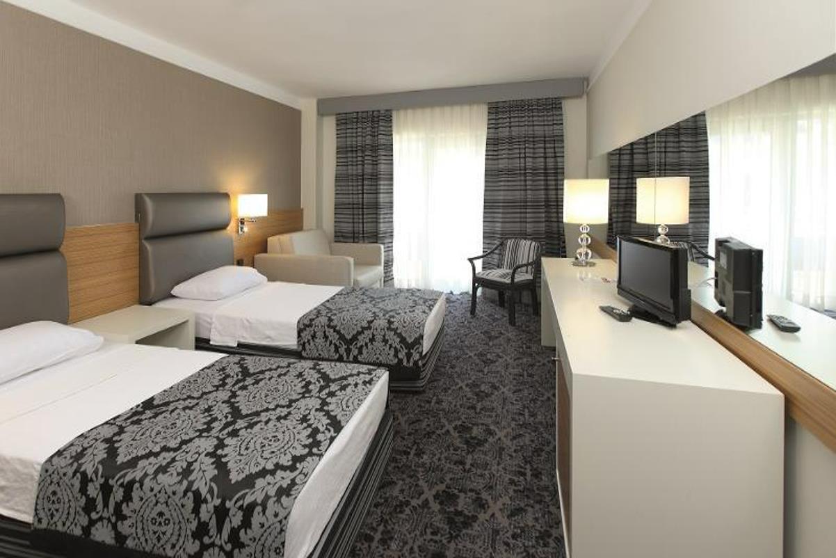 En fazla 3 yetişkin.