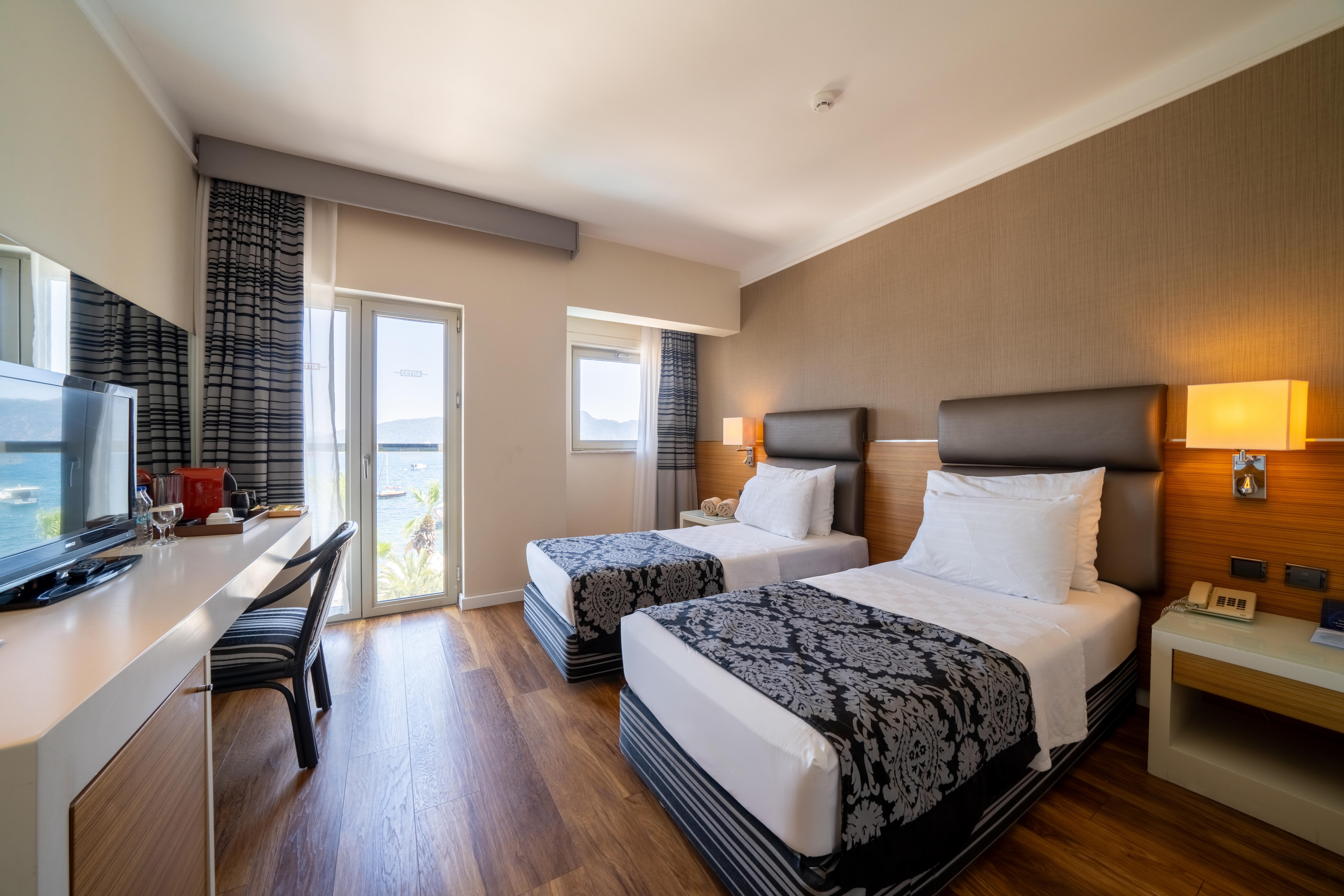 En fazla 3 yetişkin.