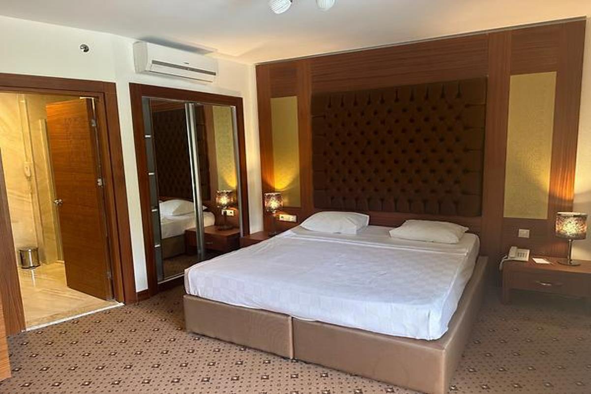 En az 4 yetişkin, En fazla 4 yetişkin + 2 çocuk.