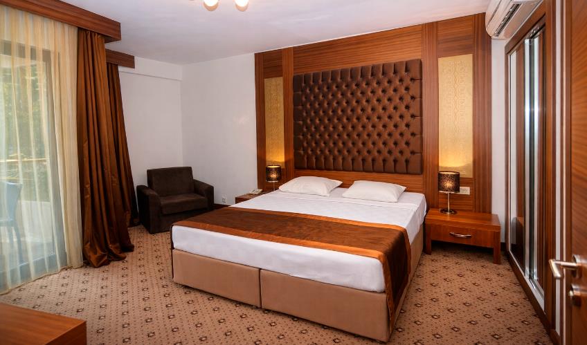 En az 4 yetişkin, En fazla 4 yetişkin + 2 çocuk + 1 bebek (0-2 yaş).