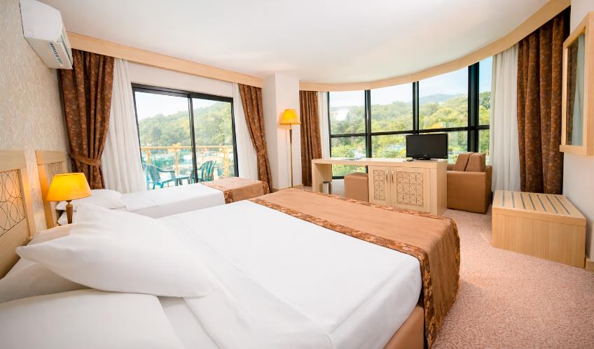 En fazla 4 yetişkin + 1 çocuk + 1 bebek (0-2 yaş) veya 3 yetişkin + 1 çocuk + 1 bebek (0-2 yaş).