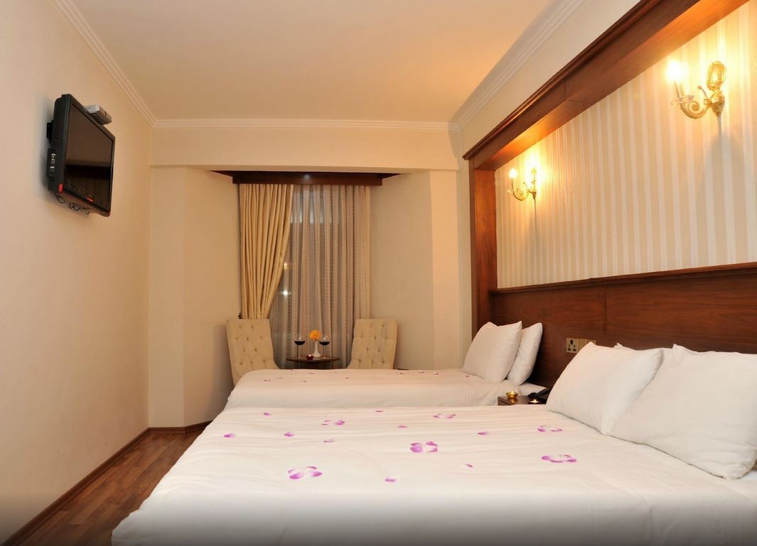 En fazla 3 yetişkin veya 2 yetişkin + 1 çocuk.