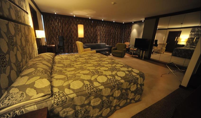 En fazla 2 yetişkin + 1 çocuk + 1 bebek (0-2 yaş) veya 1 yetişkin + 1 çocuk + 1 bebek (0-2 yaş).