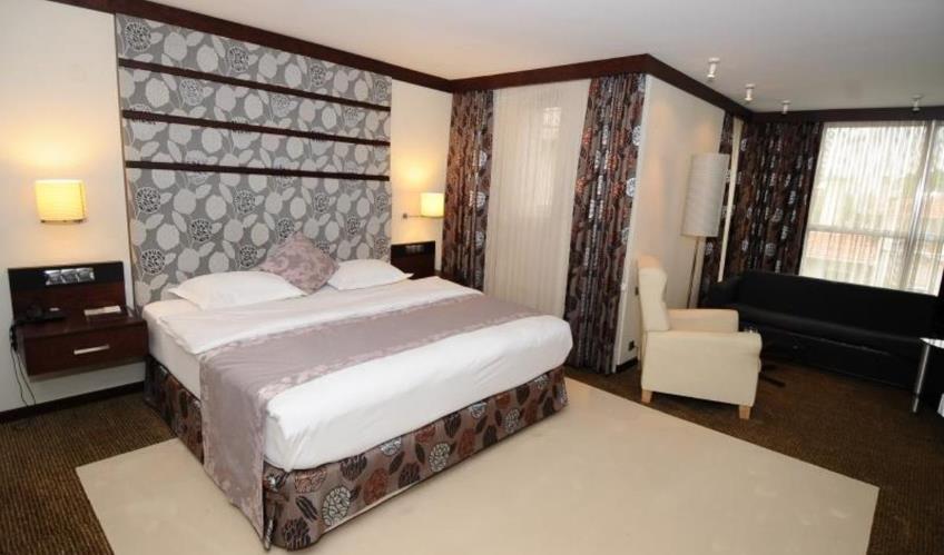 En fazla 3 yetişkin + 1 bebek (0-2 yaş).