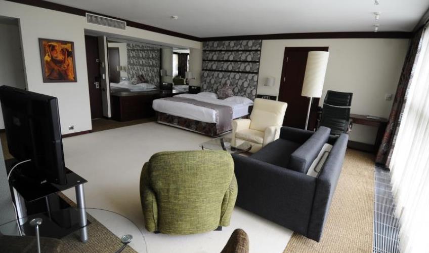 En az 3 yetişkin, En fazla 4 yetişkin + 1 çocuk + 1 bebek (0-2 yaş) veya 3 yetişkin + 2 çocuk + 1 bebek (0-2 yaş).