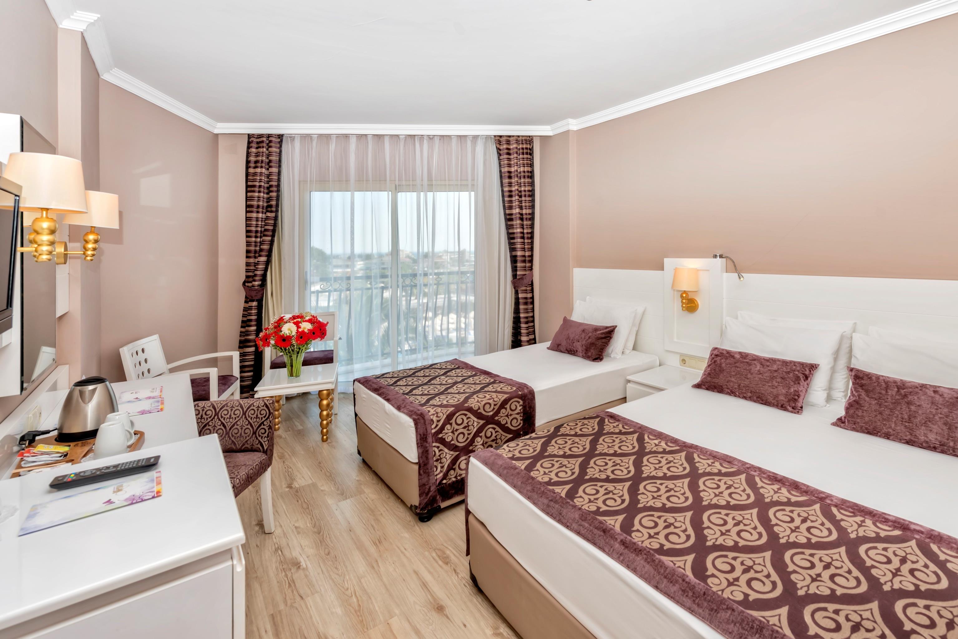 En fazla 3 yetişkin veya 2 yetişkin + 1 çocuk.