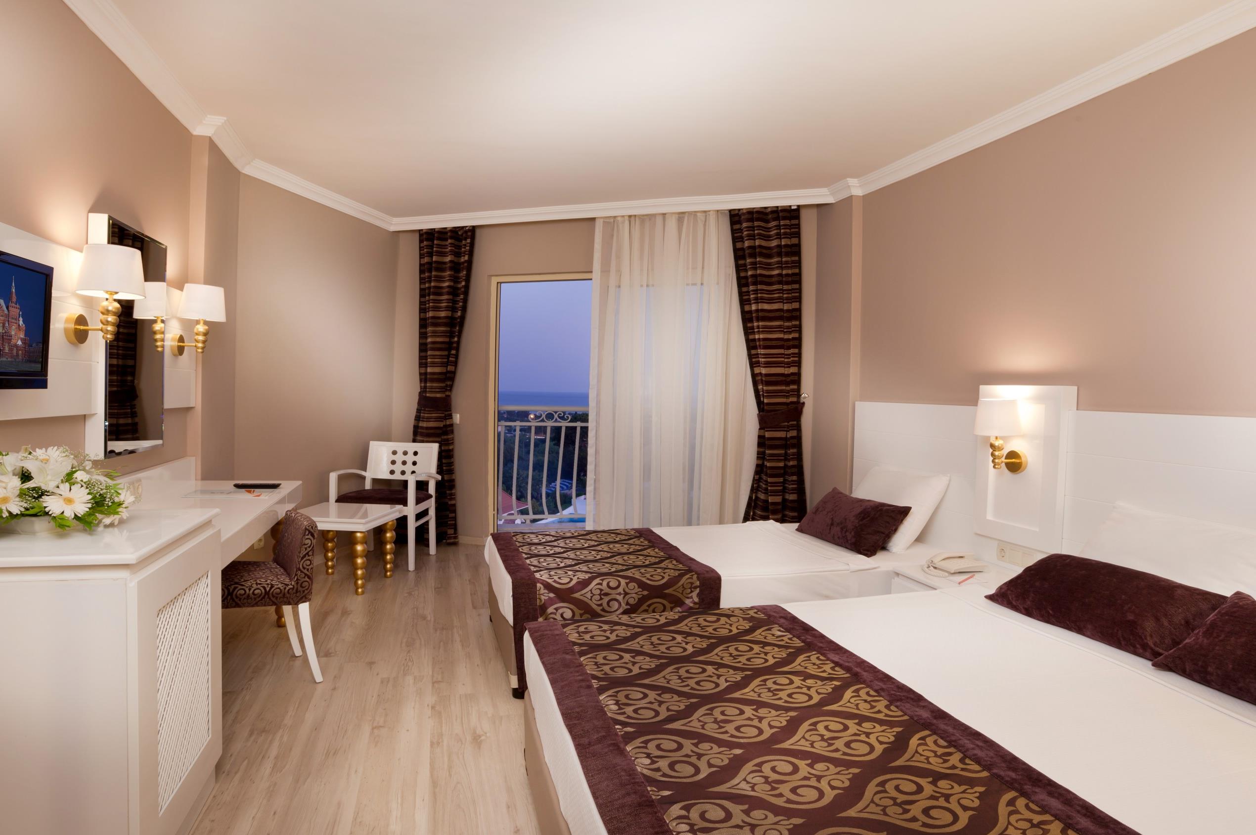 En fazla 3 yetişkin veya 2 yetişkin + 1 çocuk.