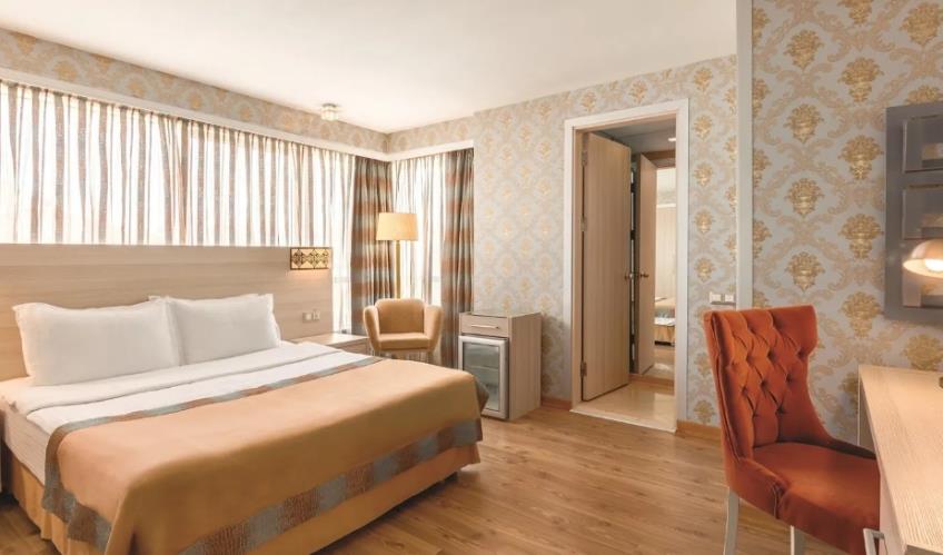 En fazla 2 yetişkin + 1 bebek (0-2 yaş).