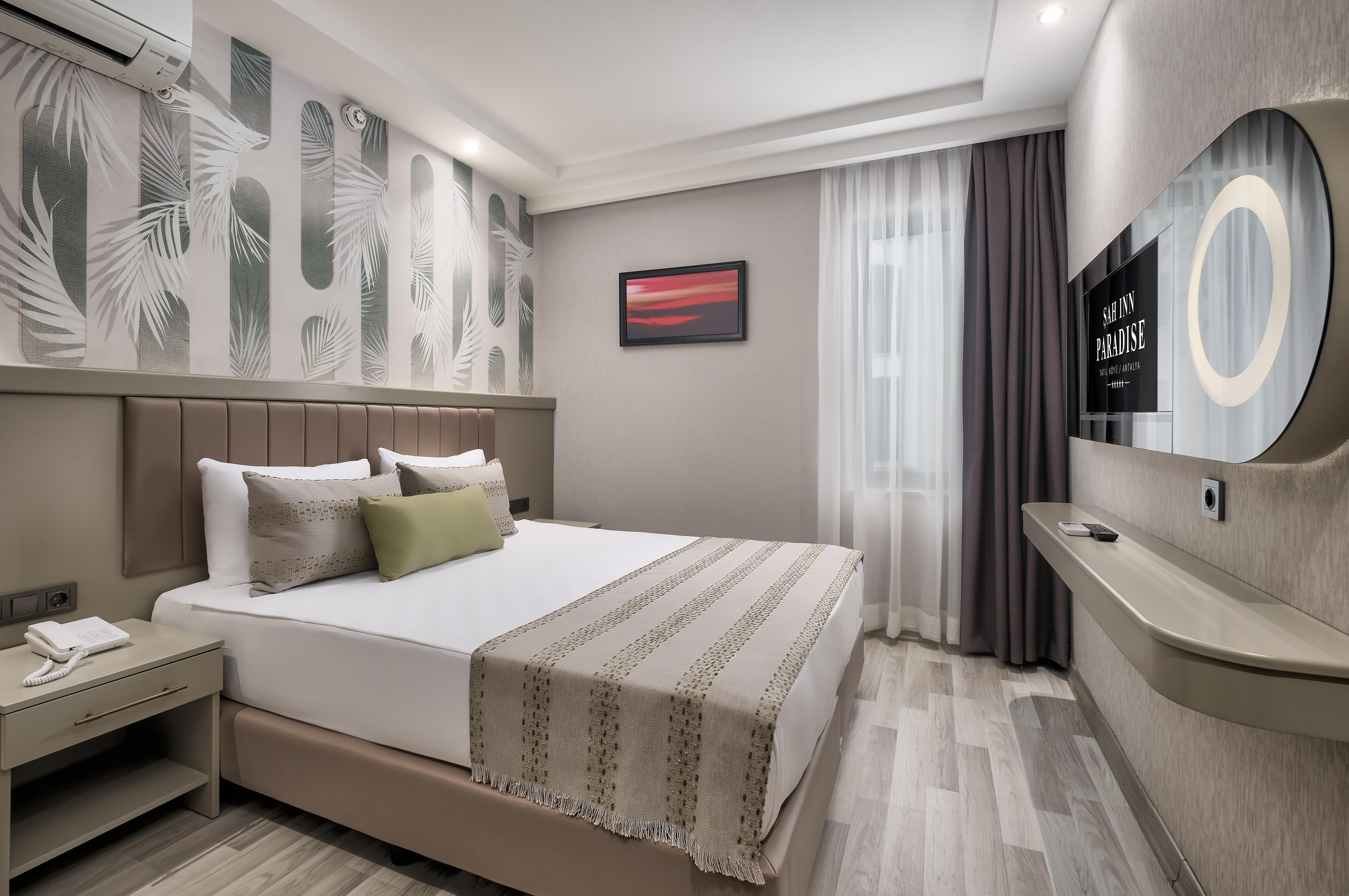 En az 3 yetişkin, En fazla 3 yetişkin + 2 çocuk.